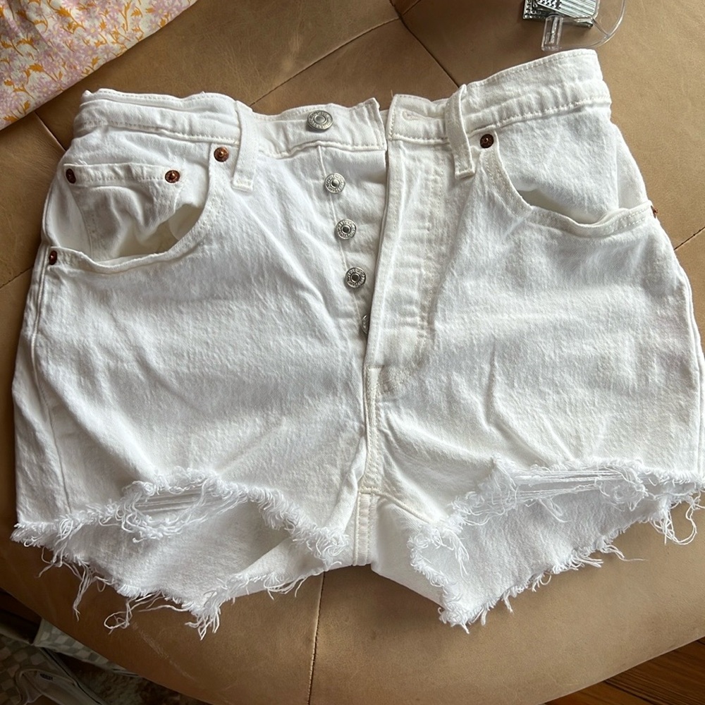 Levi’s white button fly shorts size 27